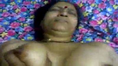 Coimbatore Old Aunty Pundaiyil Oothu Kanjai Vaaiyil Irakugiran